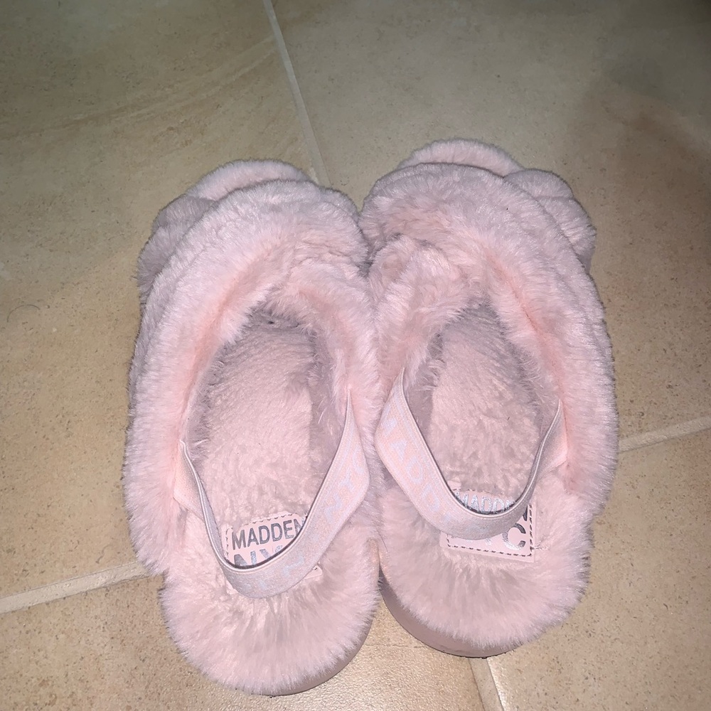 Womens Fuzzy Slippers - Picture 4 of 4